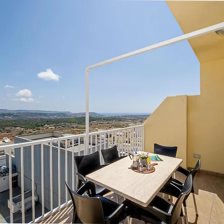 Valley View Penthouse With Hot Tub Apartamento Mellieħa