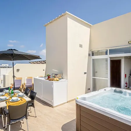 Valley View Penthouse With Hot Tub Apartamento Mellieħa